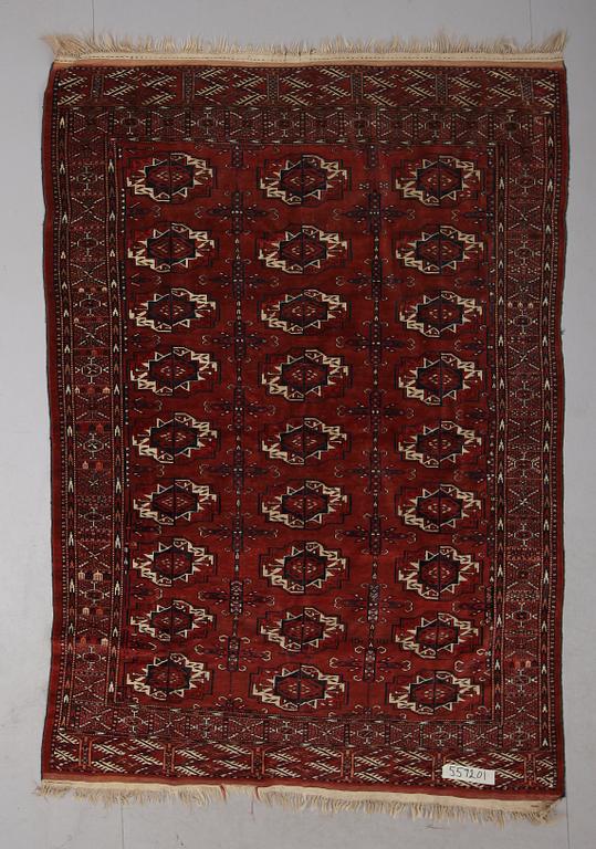 MATTA, Turkmen. Ca 270 x 187 cm.