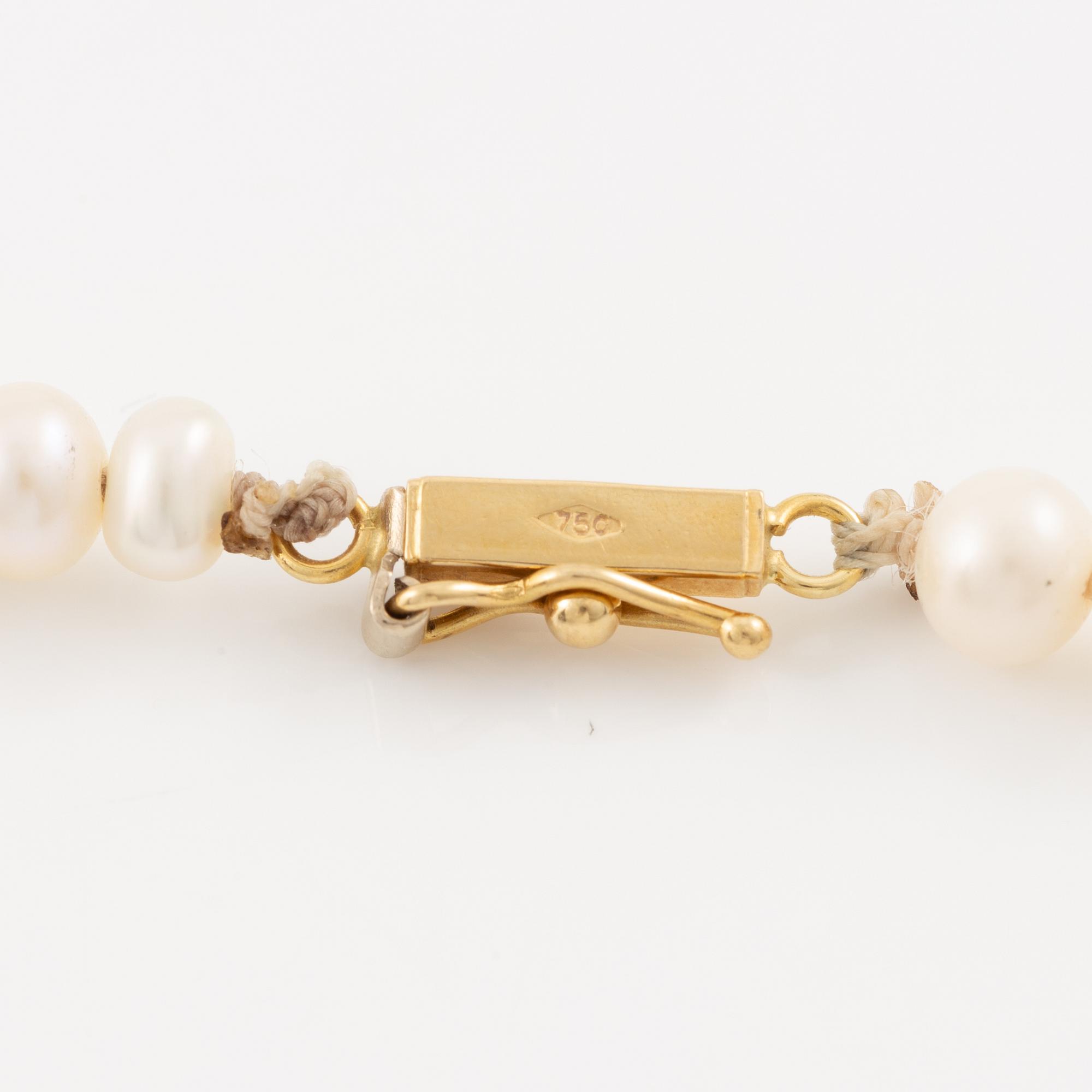 Pearl necklace, with cultured pearls, clasp in 18K gold.
