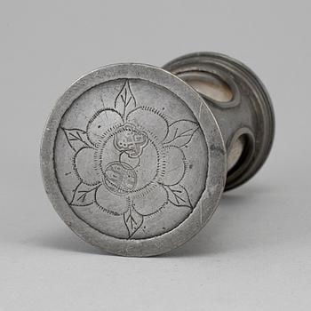 A pewter hour glass, 18th/19th century.