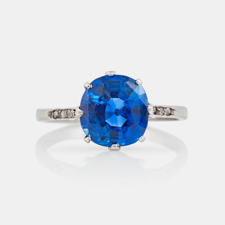 RING med obehandlad ceylonsafir, 2.63 ct, samt gammalslipade diamanter totalt ca 0.08 ct.