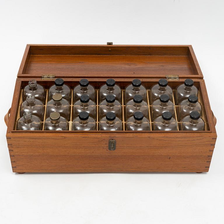 A teak box with 21 glass blottles, early 20th Century.