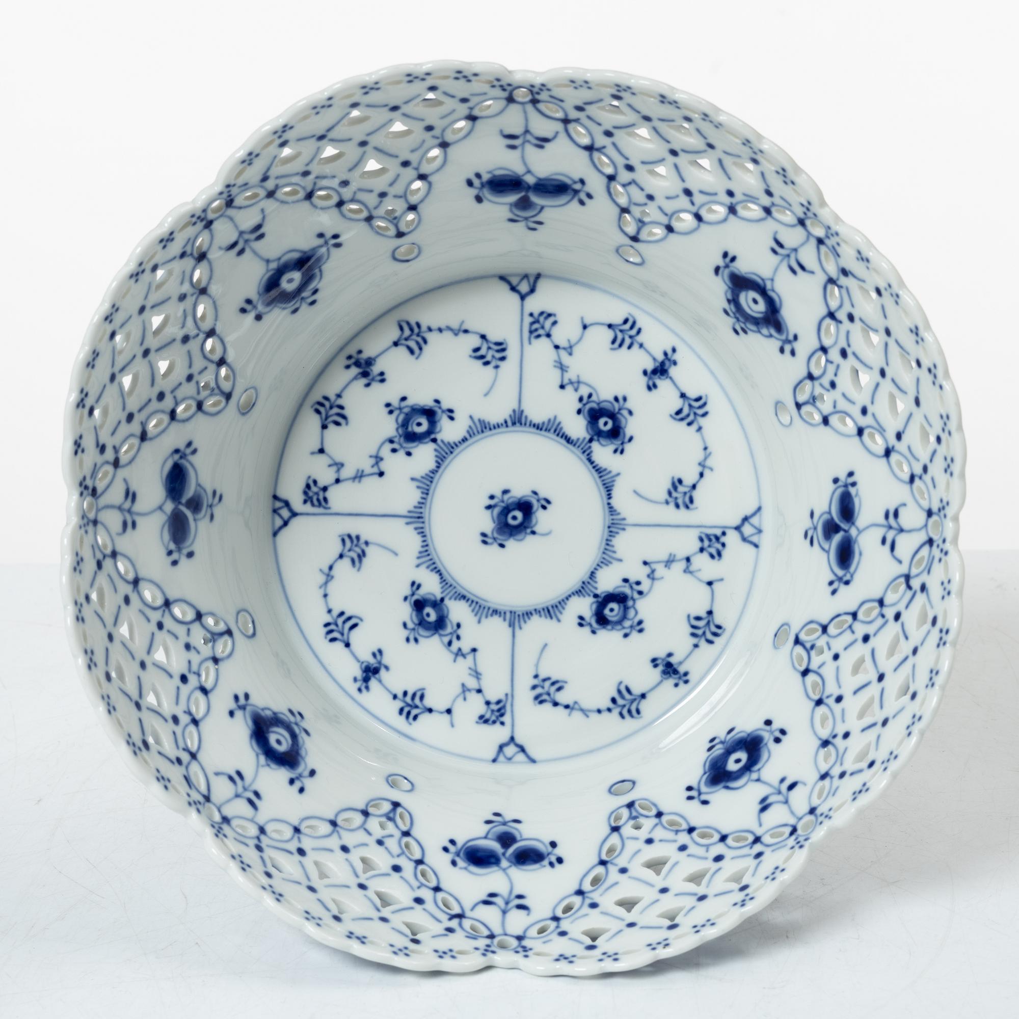 Royal Copenhagen, "Musselmalet", coffee service, 38 pieces, porcelain, full and half lace.