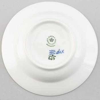 Matservis, 62 delar, porslin, "Musselmalet", Royal Copenhagen.