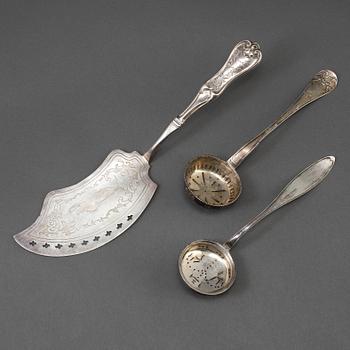 3 pieces of 19th century silverware, weight 179 grams.