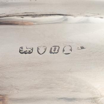 Skålar, 2 st, samt gräddkanna, silver, London, England, 1700-tal.