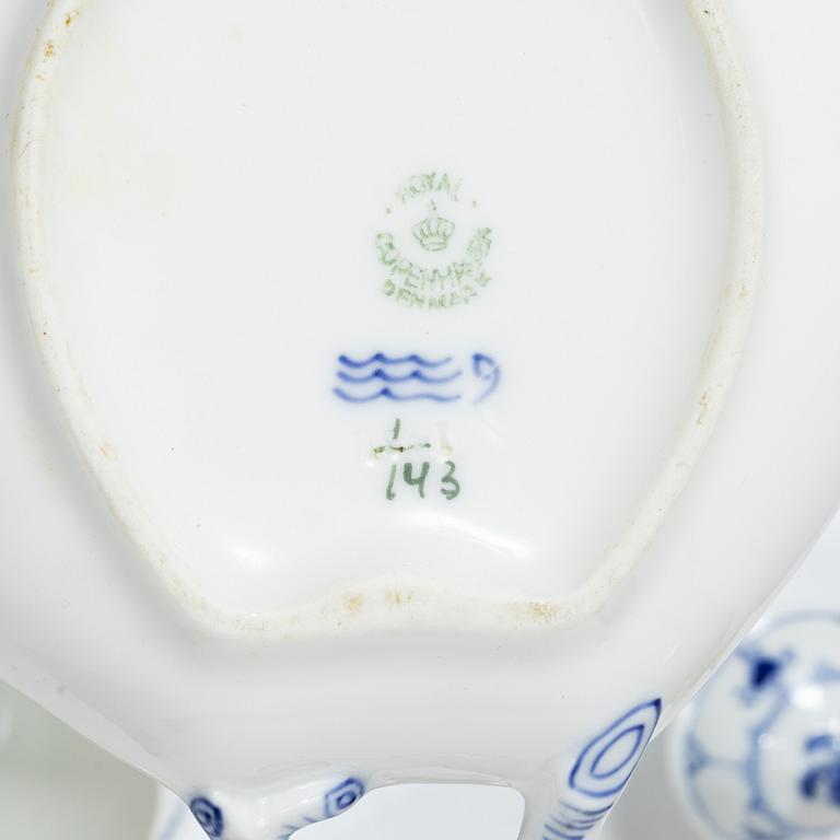 Royal Copenhagen, Servis, 49 delar, porslin, "Musselmalet riflet",