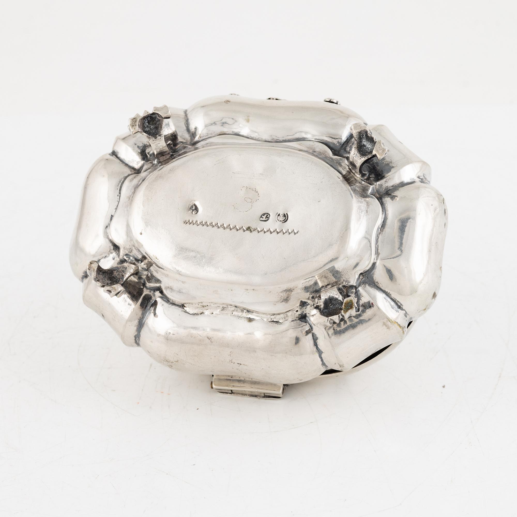 A silver sugerbox, early 19th century, unidentified makers mark, possibly Fellin, Estonia.