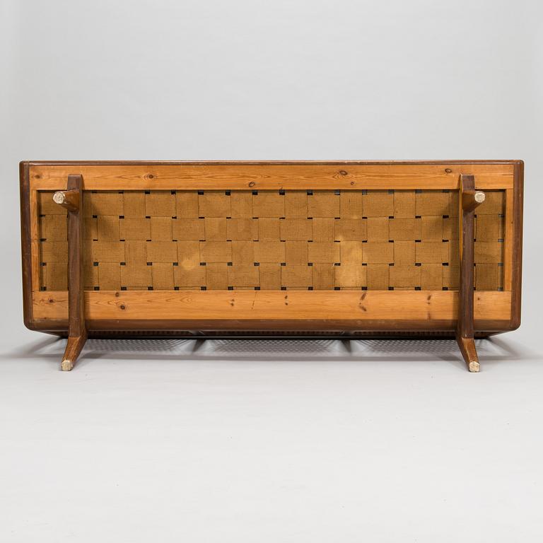 Carl Gustaf Hiort af Ornäs, a mid-20th century 'Studio' sofa for  Hiort Tuote Puunveisto Oy - Träsnideri Ab.