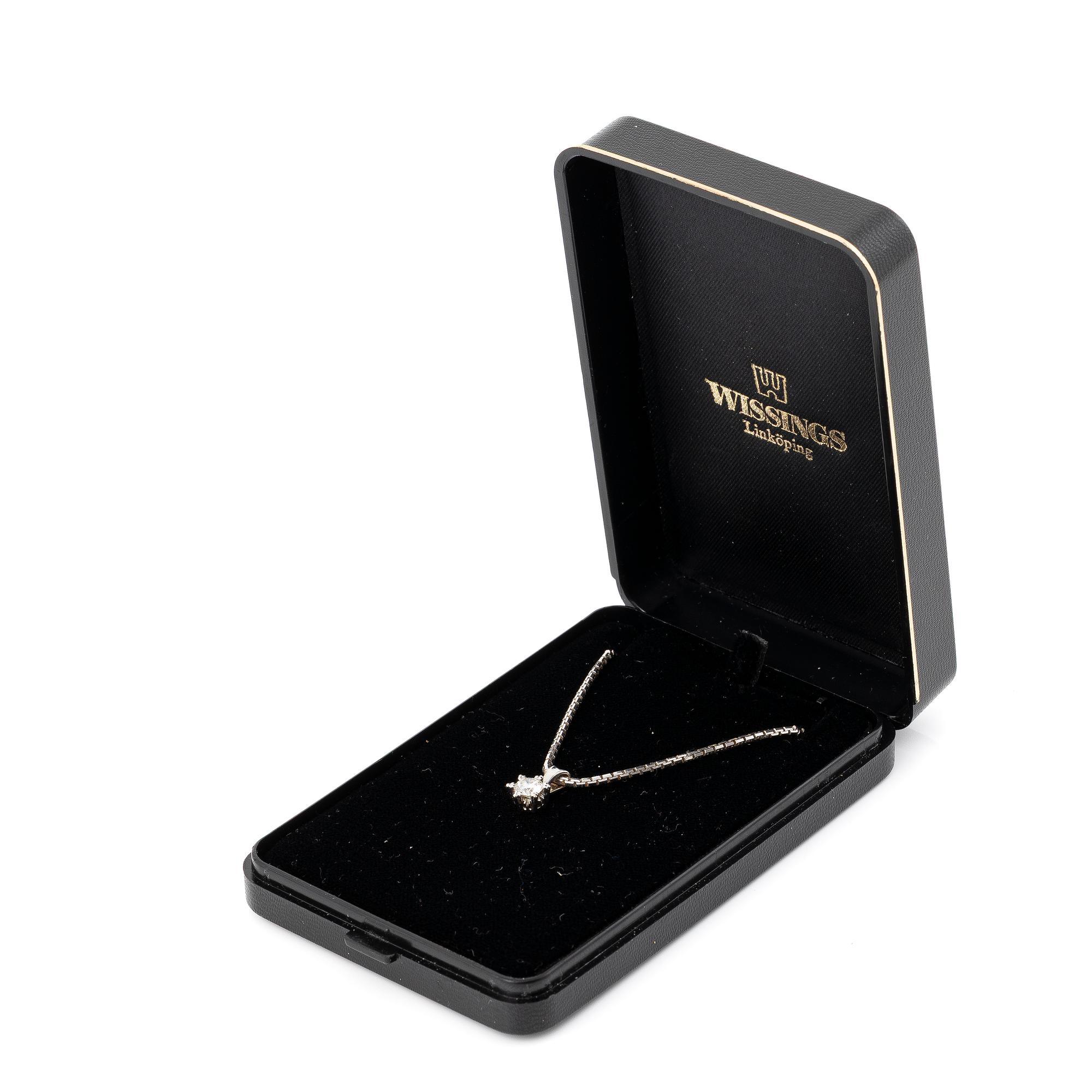 Pendant with chain in the shape of a star with a brilliant-cut diamond.