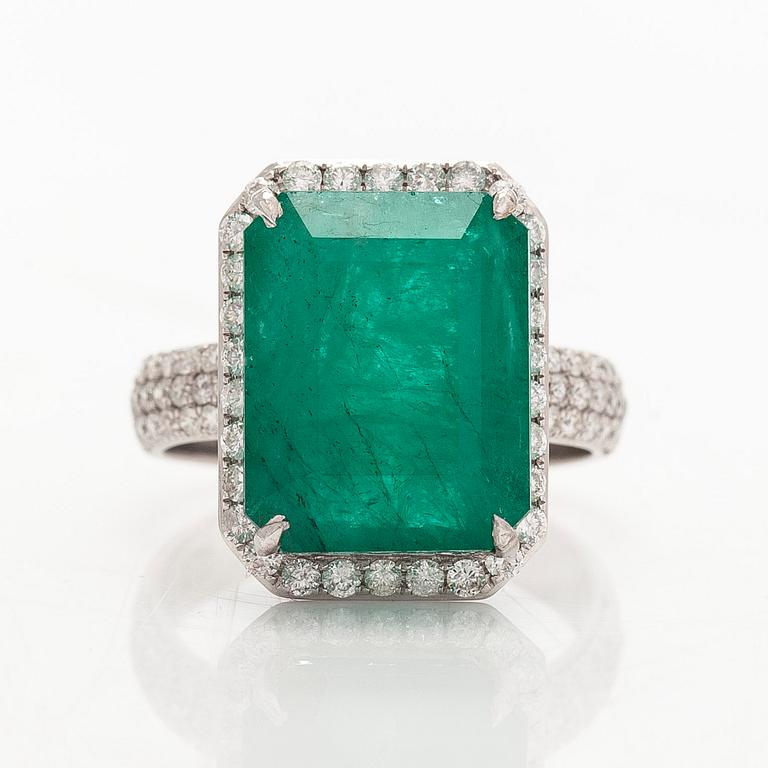 A 14K white gold ring, with an emerald ca. 8.97 ct and diamonds. With IGI-certificate.