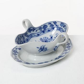 A 54-piece porcelain dinner service, 'Onion pattern/Zwiebelmuster', predominantly Meissenstadt, Tyskland.