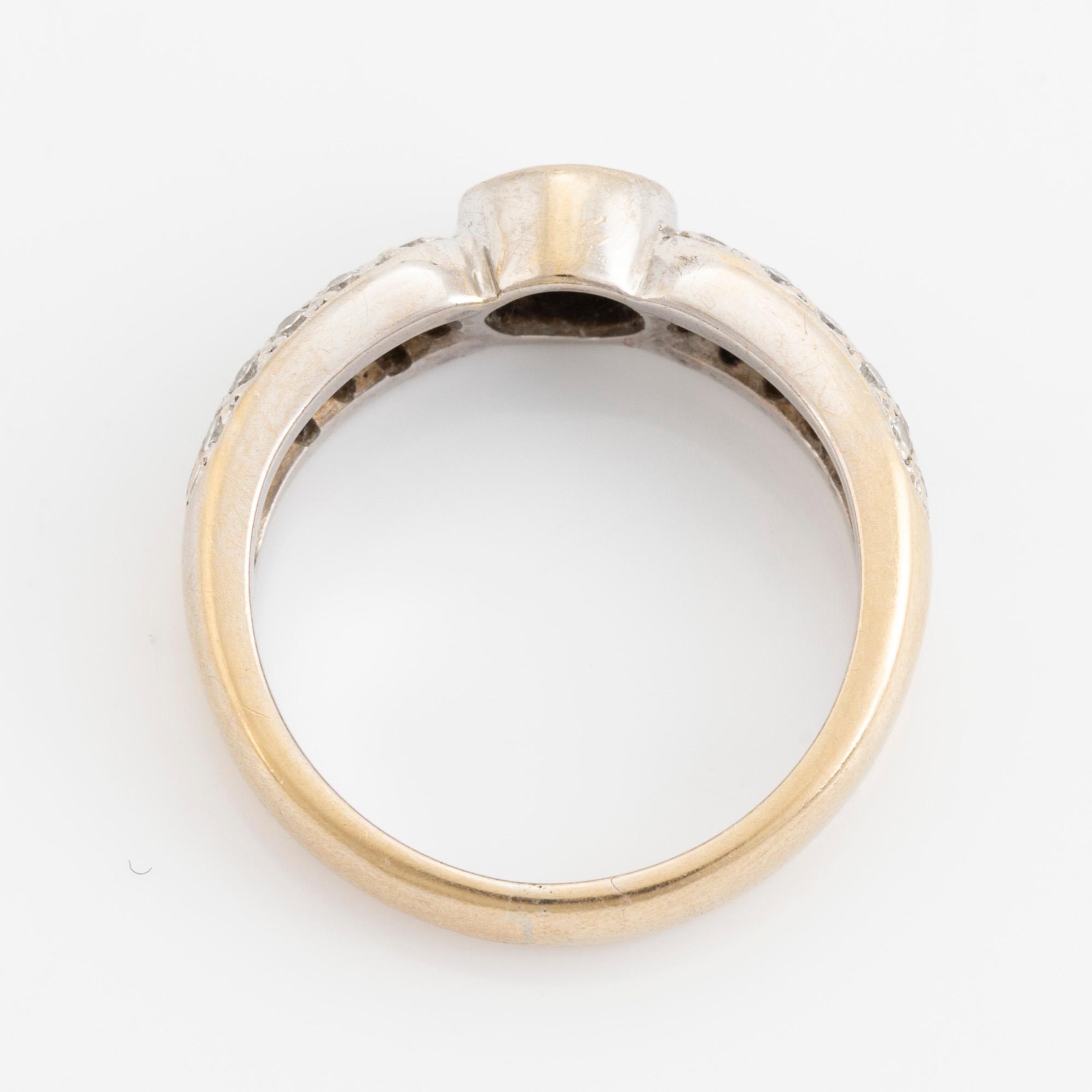 18K white gold and brilliant cut diamond ring.