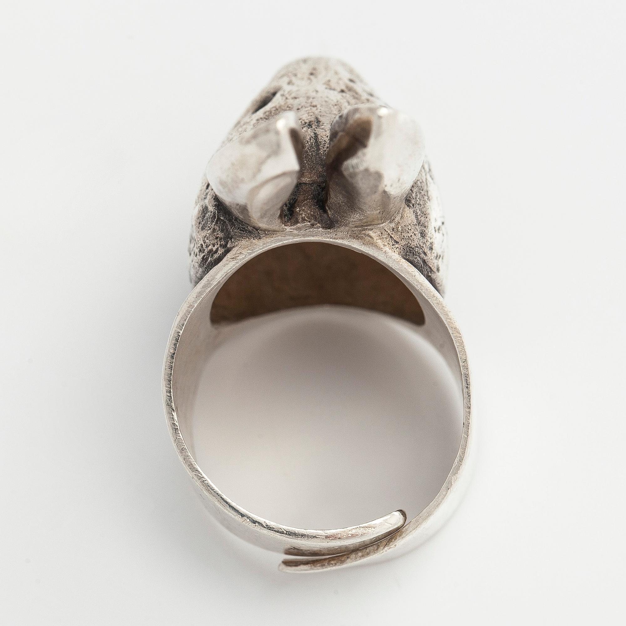 Eila Minkkinen, sormus, jänis, sterlinghopea, 2015.