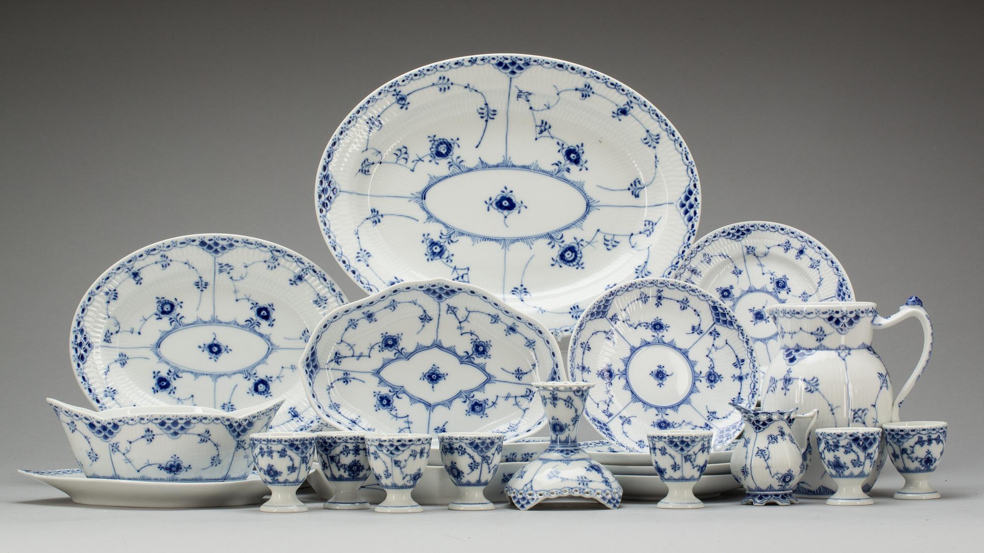 SERVISDELAR, 31 delar, porslin, "Musselmalet", Royal Copenhagen.