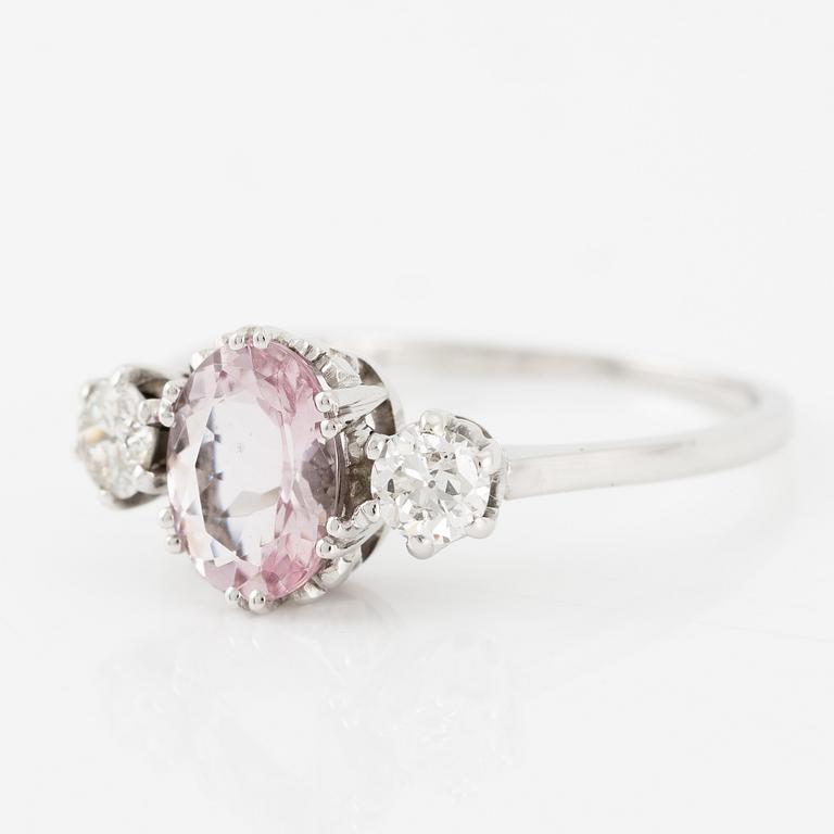 Ring 18K vitguld med morganit och briljantslipade diamanter.