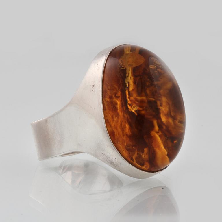 RING, sterlingsilver med bärnsten, troligtvis Erik Morild Möller, Randers, Danmark. Vikt 26,9 gram.