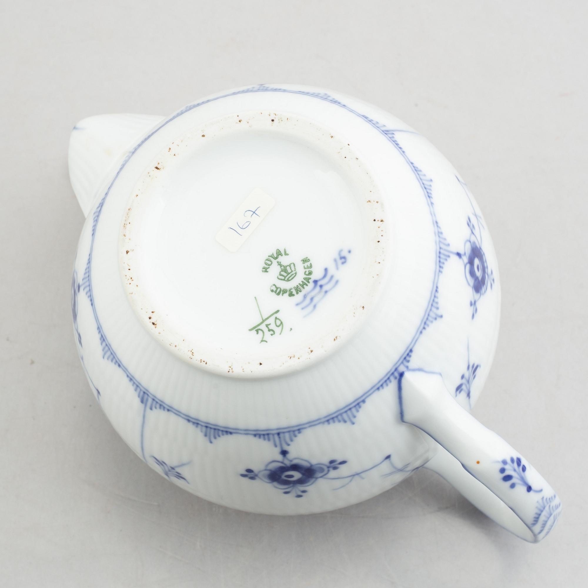 A teapot, a teacaddy and five cups with saucers, "Blue Fluted" / "Musselmalet", Royal Copenhagen, 1898-1923 and later.
