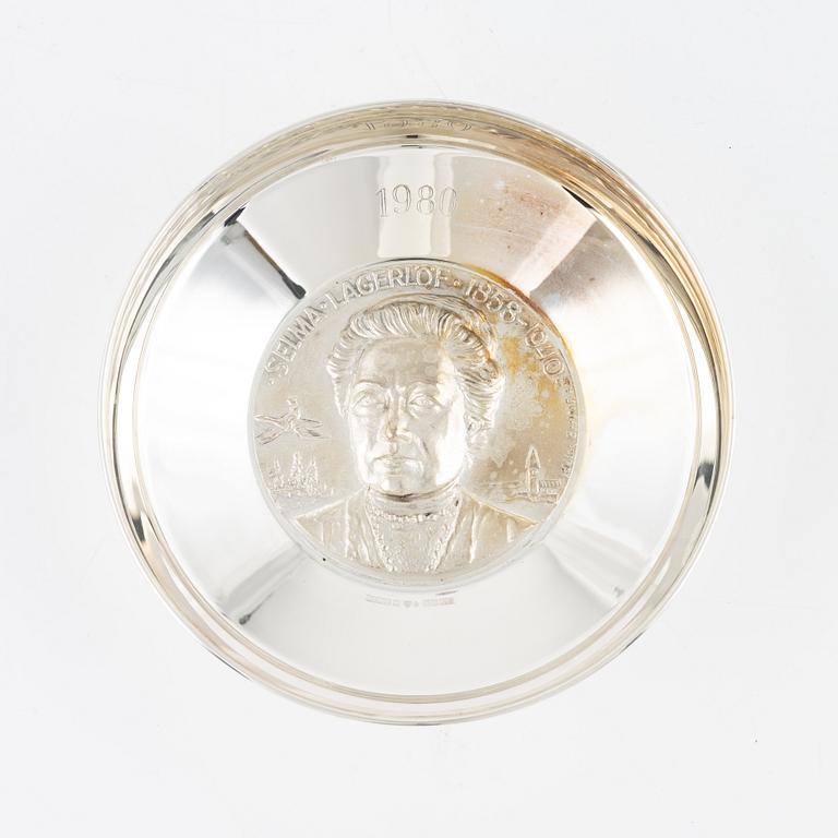 Årsskålar/årstallrikar, 8 st, silver, GEWE, Malmö. 1975-81.