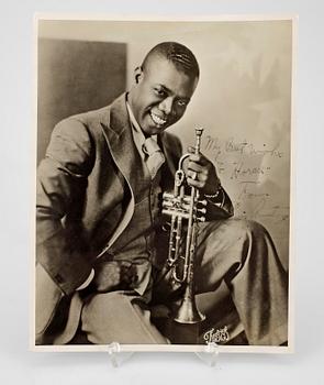 FOTOGRAFI MED AUTOGRAF, Louis Armstrong, egenhändigt signerad och daterat 22/10 -32.