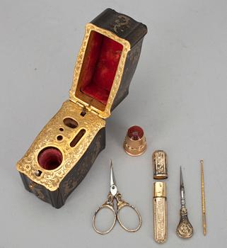 OMPELURASIA, kilpikonnankuorta ja kullattuja metalliosia, 1800-luku.