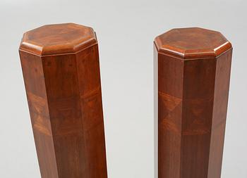 PIEDESTALER, ett par, senjugend, 1900-talets första hälft.