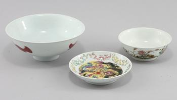 SKÅLAR, 2 st, samt TALLRIK, porslin, Kina, 1900-tal.