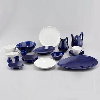 34 pieces of porcelain tableware by Hertha Bengtson for Rörstrand, model "Blå eld", second half of the 20th century.