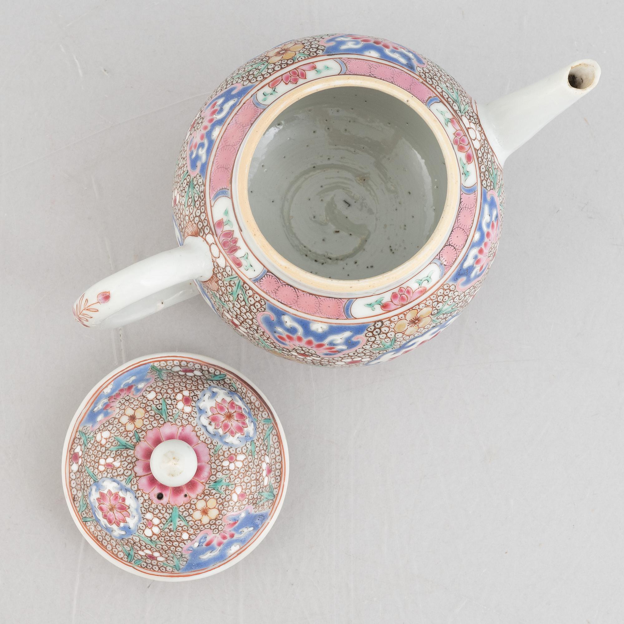 Tekanna med lock, porslin, Qingdynastin, Yongzheng (1723-35).