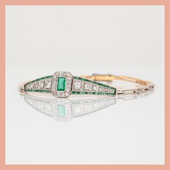 ARMBAND, 18K guld och silver med olika slipade diamanter tot ca 0,72 ct och smaragder. Total vikt ca 9,79 g.