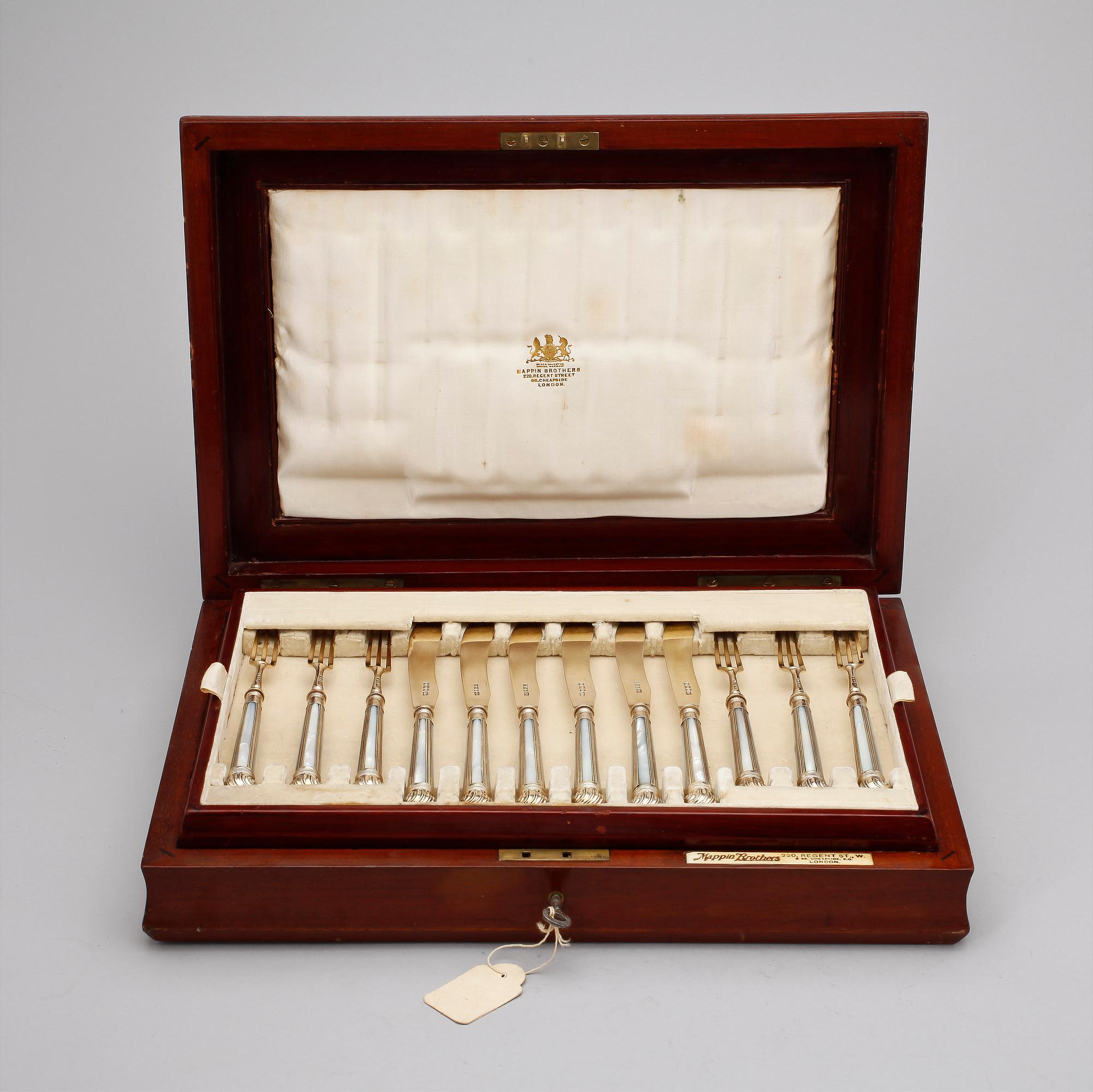 FISKBESTICK, 24 delar, silver samt pärlemor, George Hape, Sheffield, England, 1899. Totalvikt: 1109 gram.