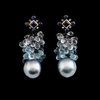 ÖRHÄNGEN, 1 par, 18K guld, south sea pärlor, akvamariner, diamanter. Vikt ca 29 g.