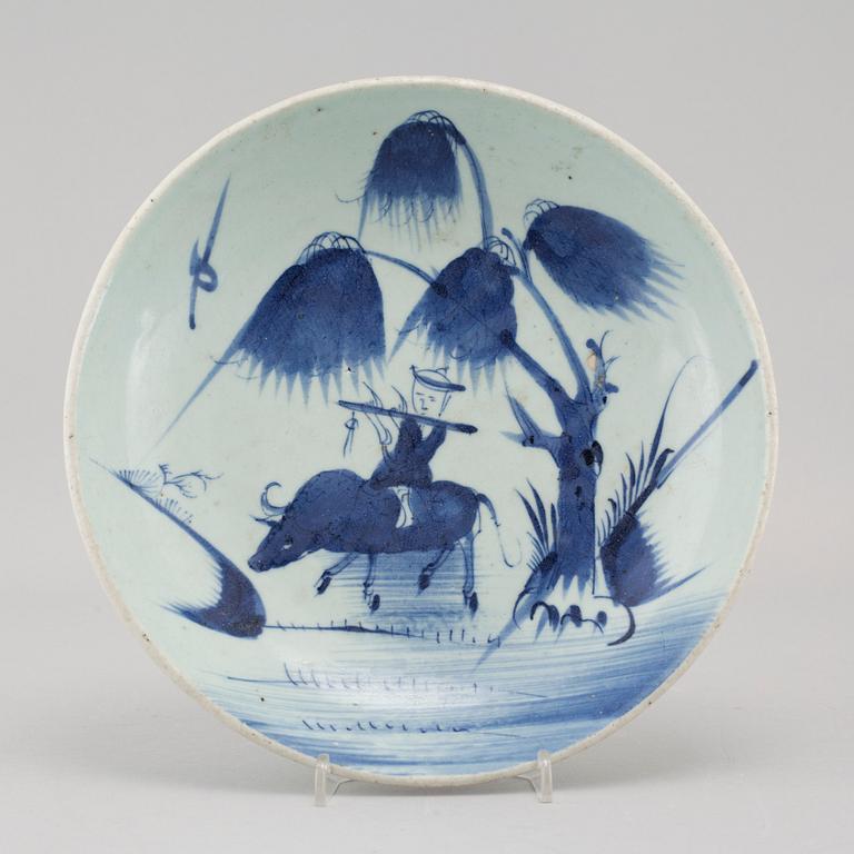Three pieces of porcelain from China, 19th and 20th century.