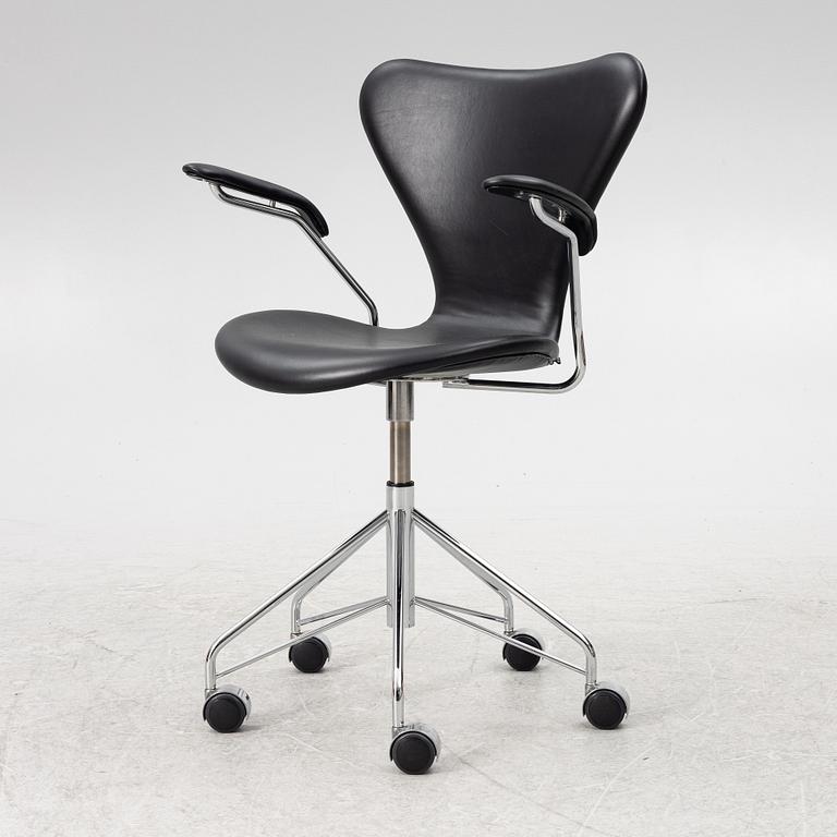 Arne Jacobsen, office chair, "The Seven", Fritz Hansen, Denmark, 2023.