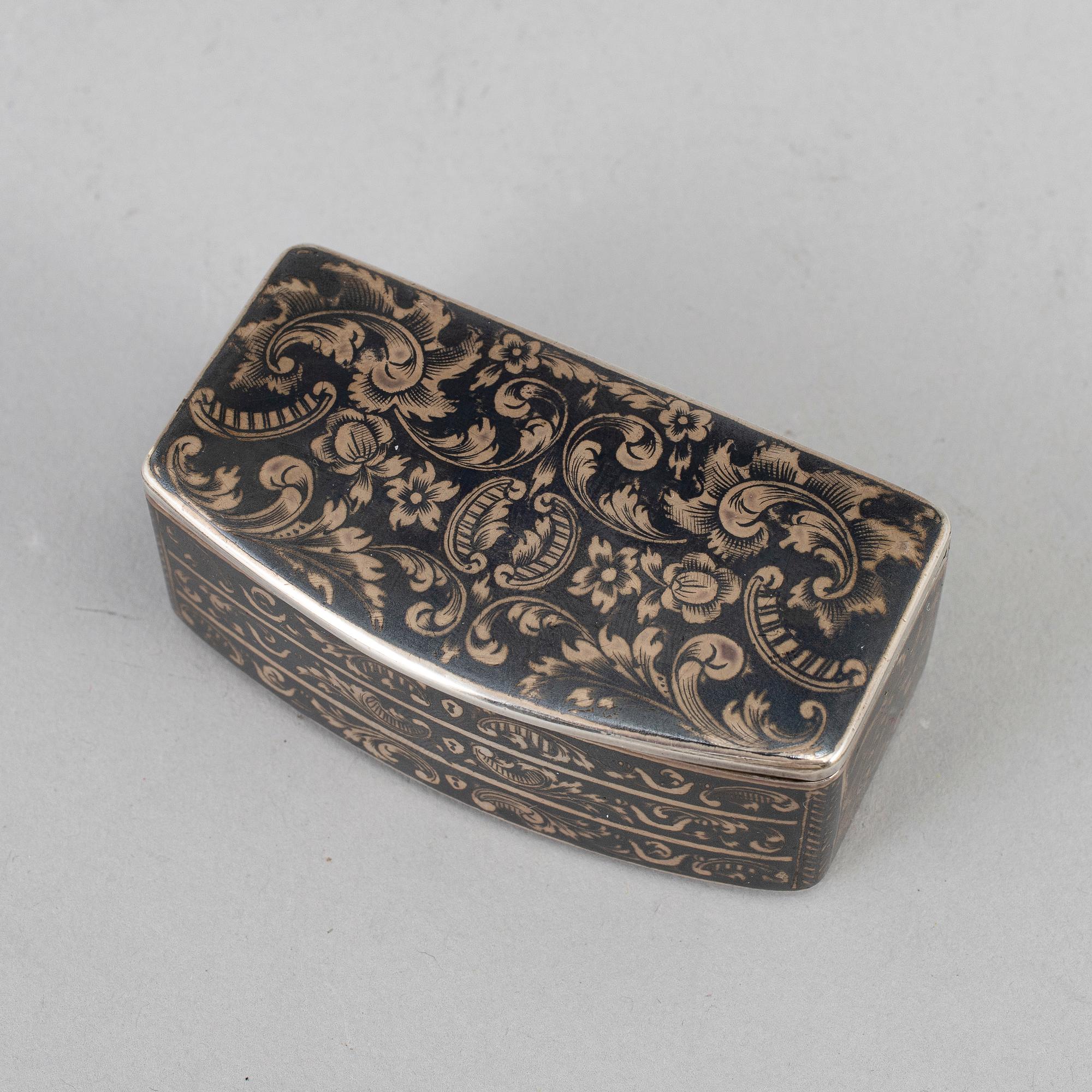 A Russian 19th century parcel-gilt silver and niello snuff box, mark of N. Michaelov, Moscow 1848.