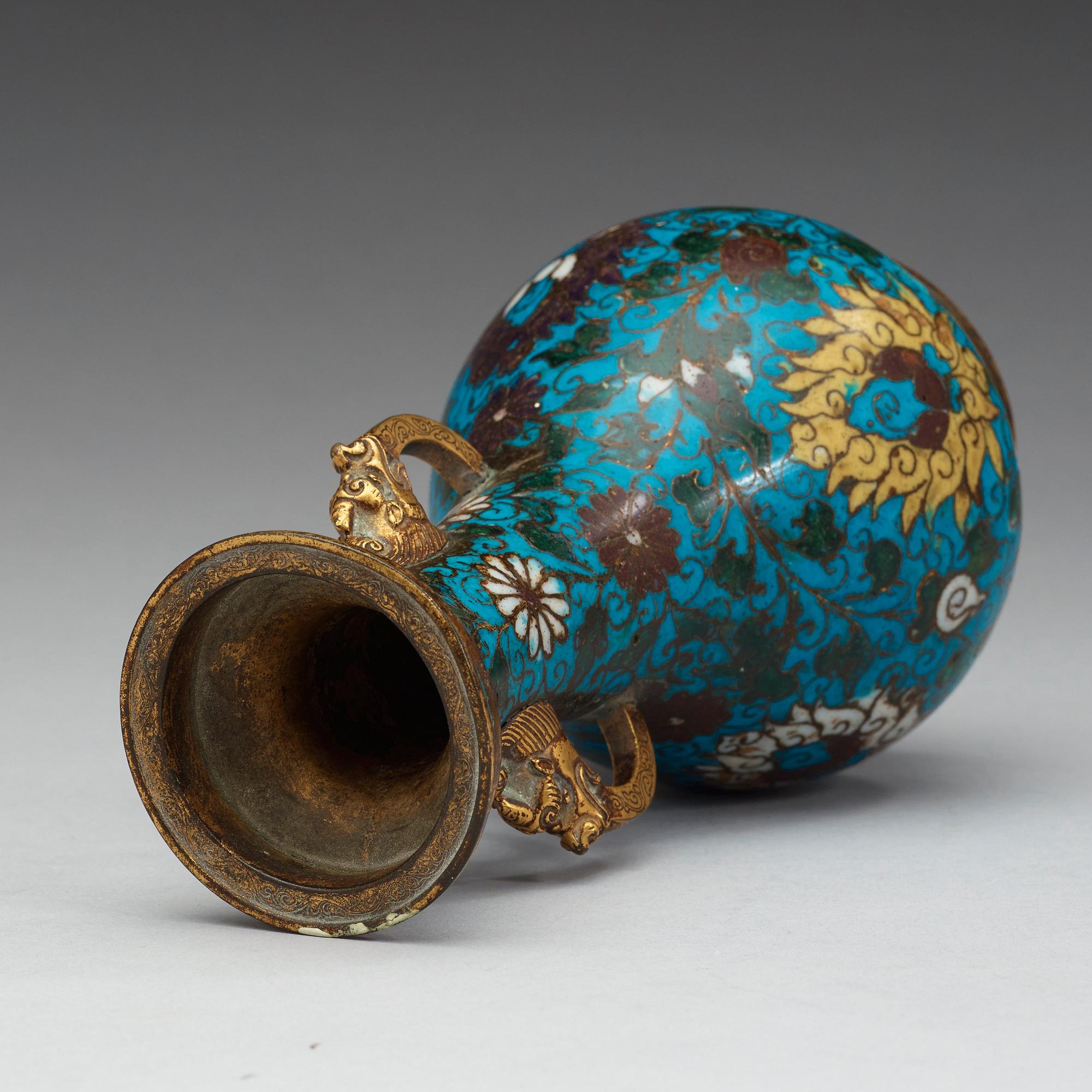 VAS, cloisonné. Mingdynastin (1368-1644).