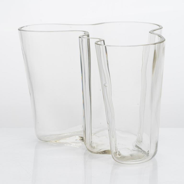 Alvar Aalto, A '9750' vase Karhula Glassworks in production 1937-1949.