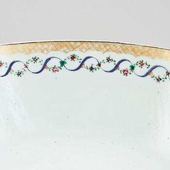 A pair of famille rose punch bowls, Qing dynasty, Qianlong (1736-95).