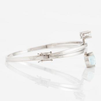 A bangle 18K white gold with aquamarine and two round brilliant-cut diamonds.