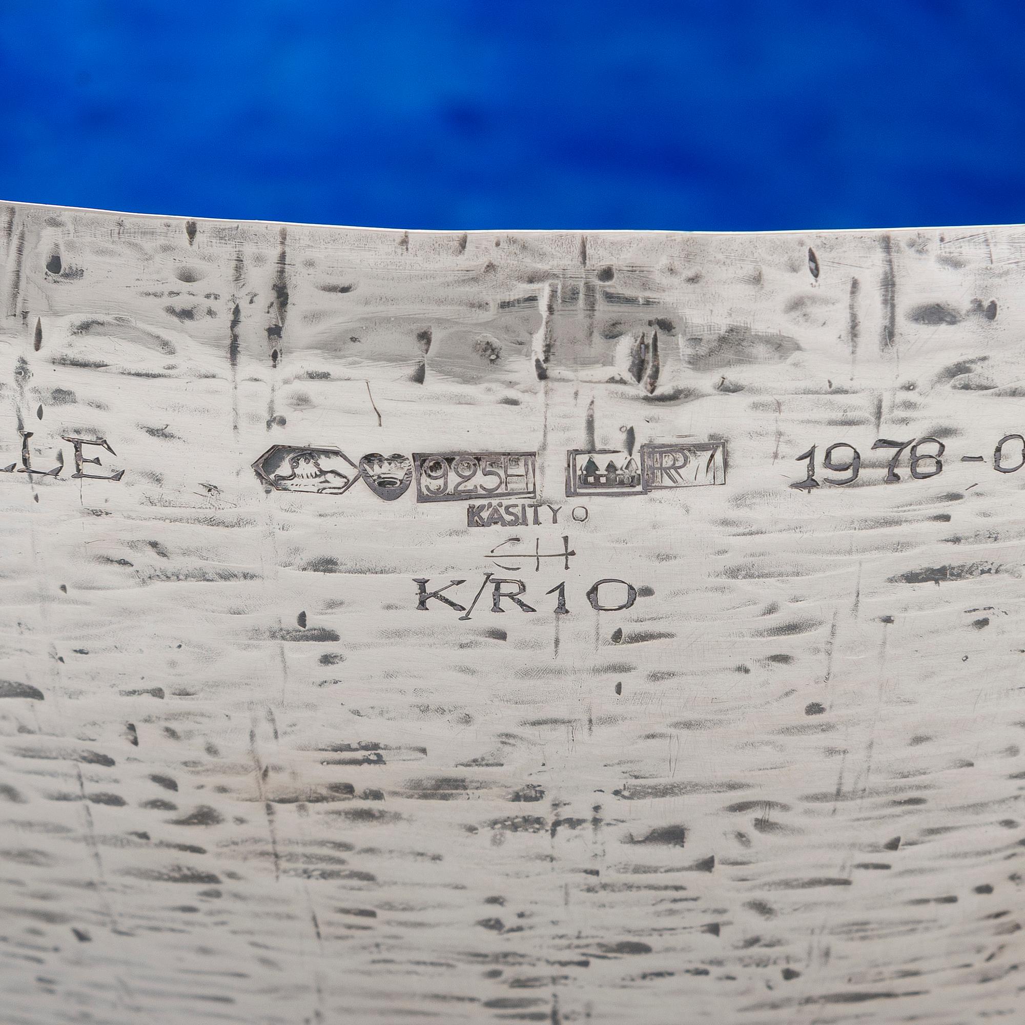 Eva Hidström, skål, sterlingsilver, emalj, Kultakeskus, Tavastehus 1970.