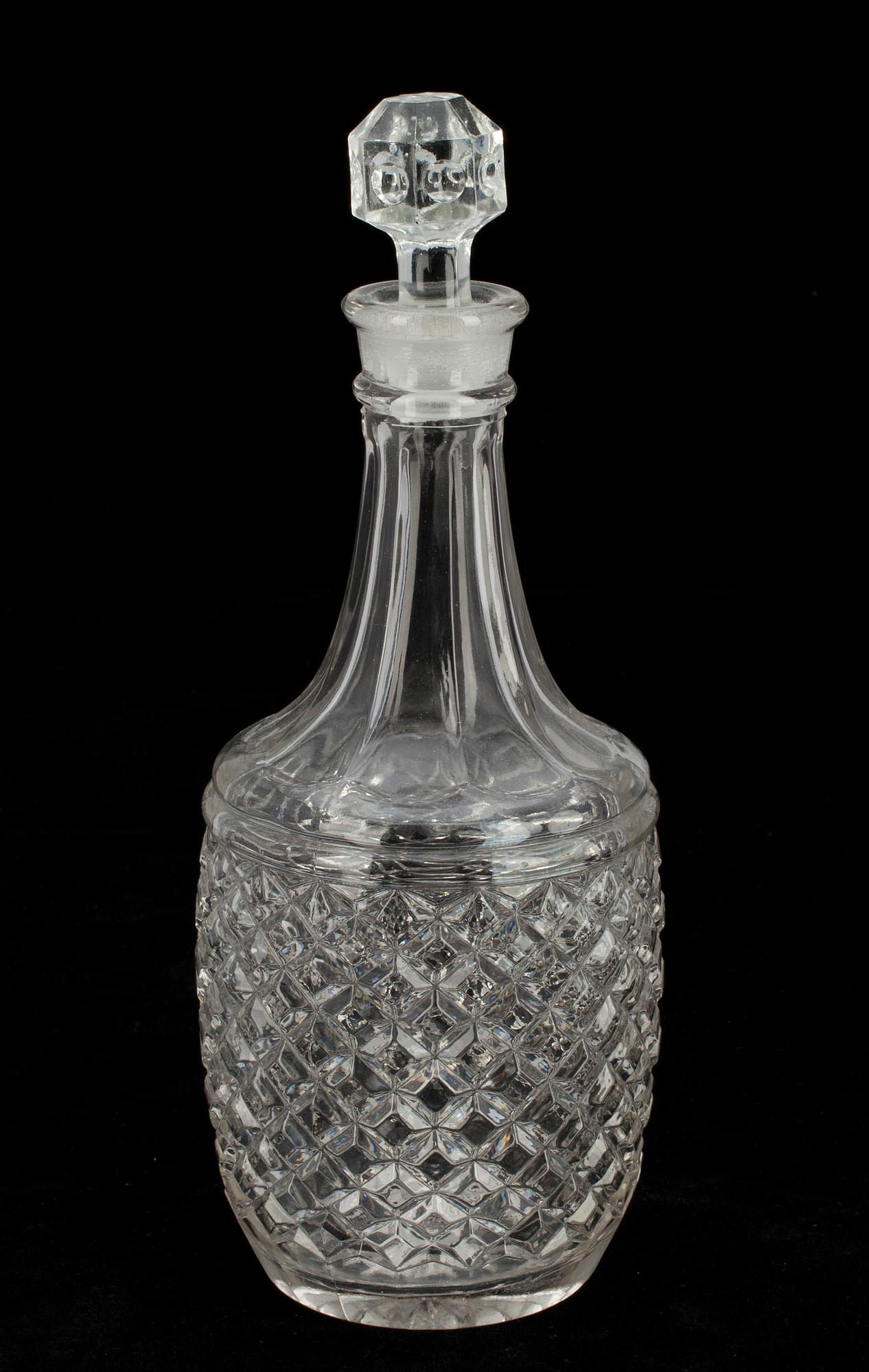 KARAFFER, 3 st, och BRÄNNVINSHUND, glas, 1900-talets första hälft.