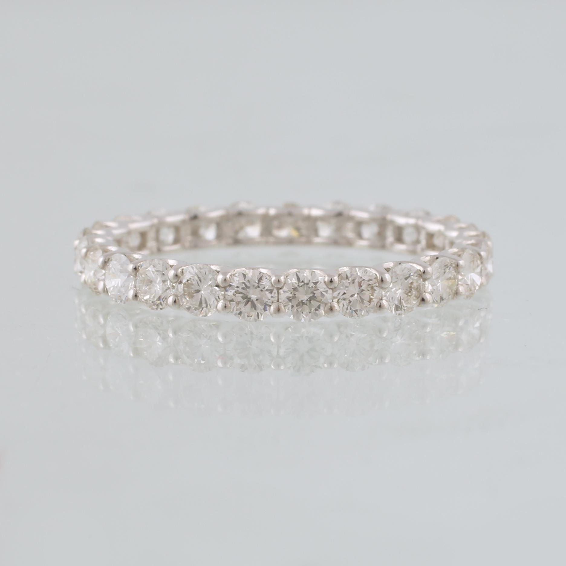 RING, 18K vitguld med 25 briljantslipade diamanter, 1.65 ct. Vikt 1,6 gram.