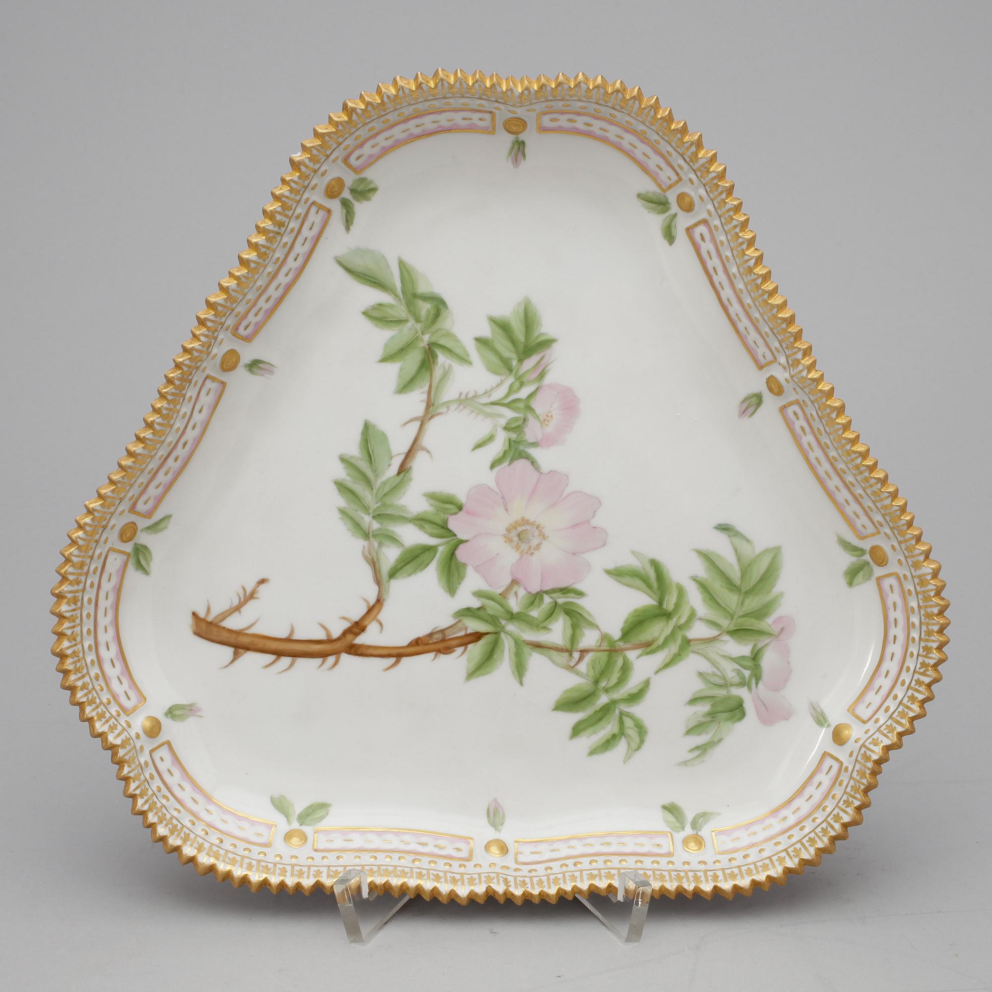 FAT, porslin. "Flora danica", Royal Copenhagen, 1900-tal.