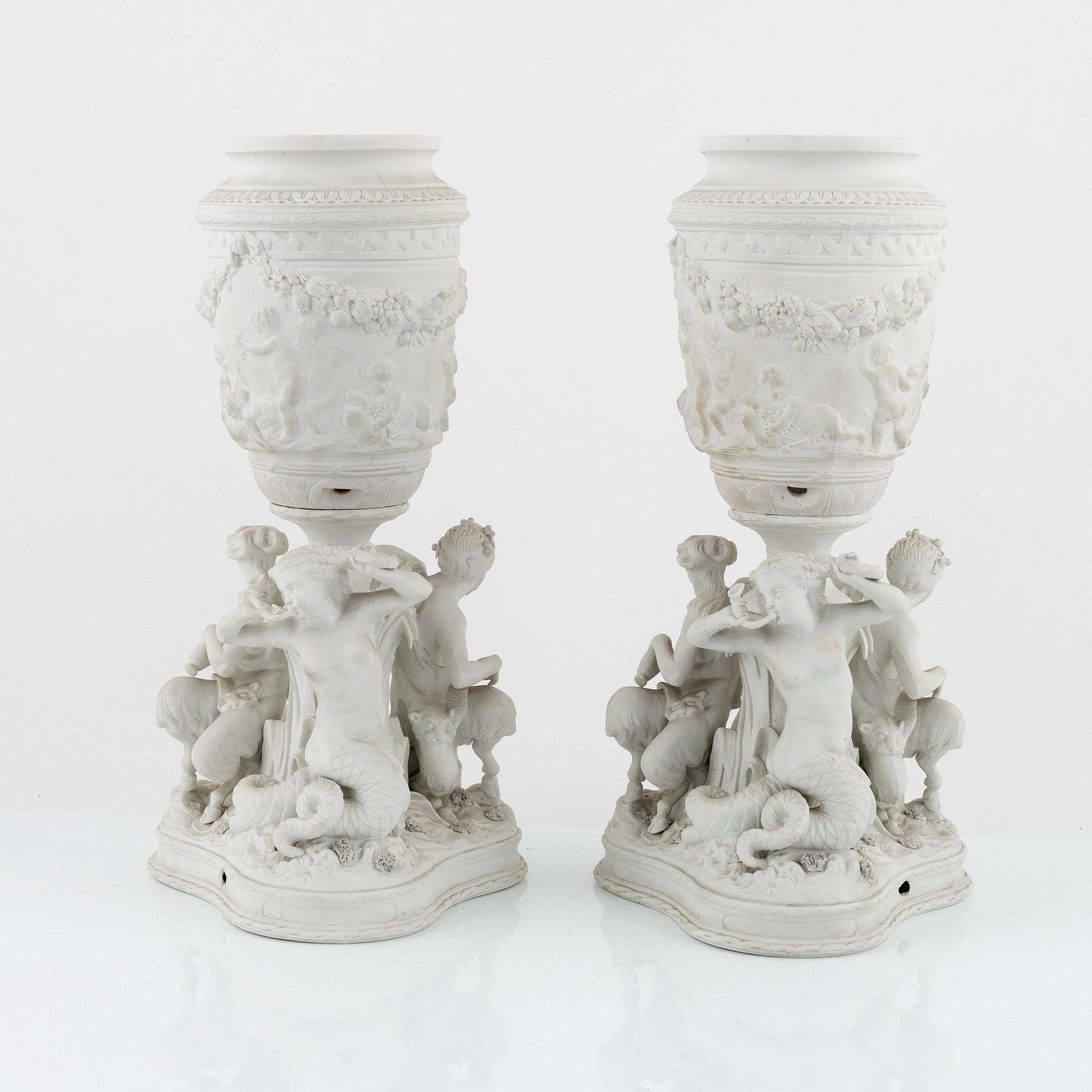 Urnor, ett par, parian, Oscar II:s ägarmärkning, 1800-talets mitt.