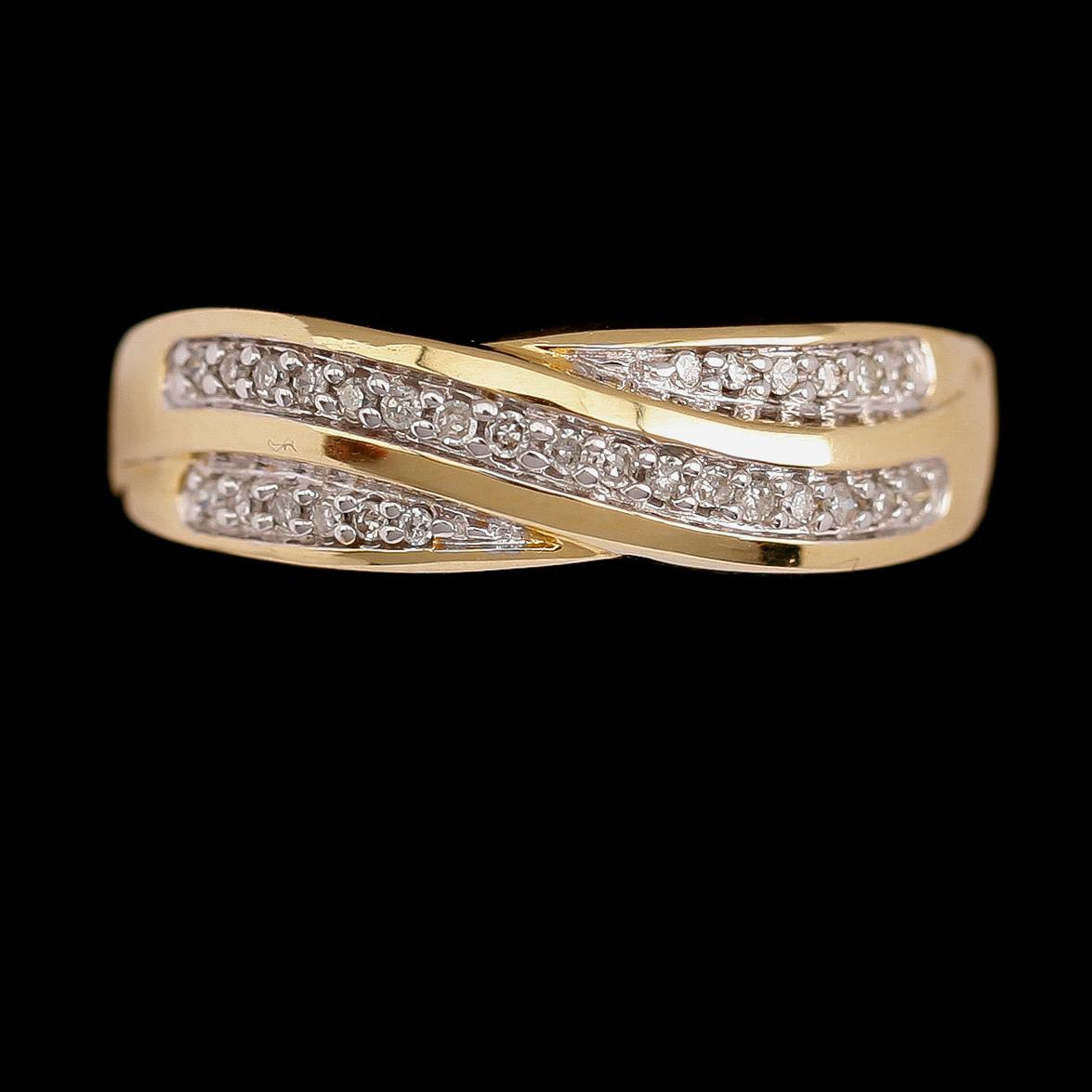 RING, 18 k guld, med små briljantslipade diamanter. Total vikt ca 5 gram.