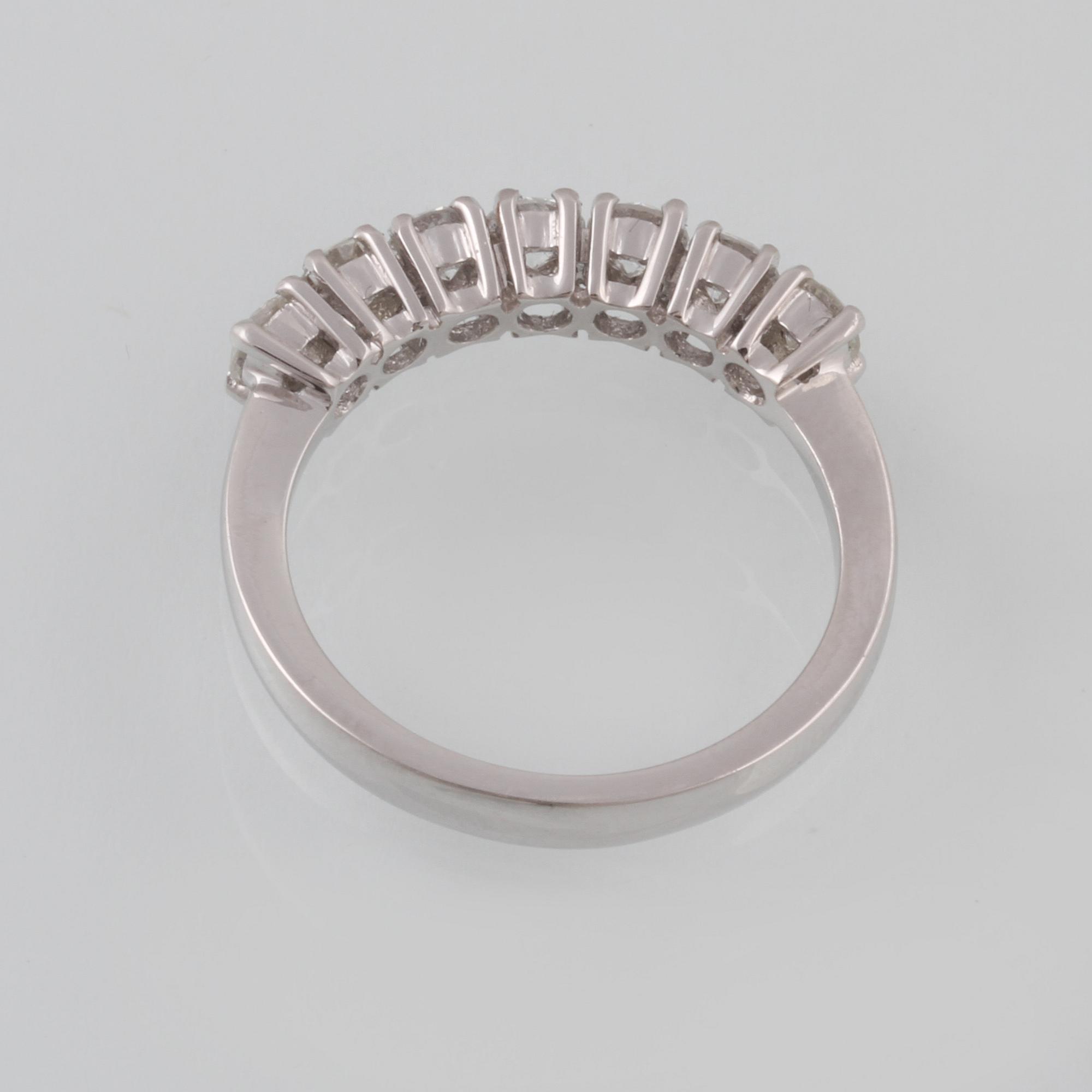 RING, 18K vitguld med 7 briljantslipade diamanter 1.01 ct, Milano, Italien. Vikt 3,7 gram.