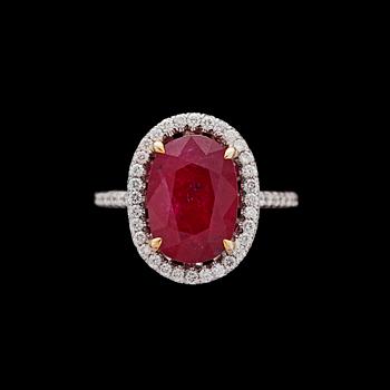 RING, oval fasettslipad rubin, 7.16 ct enl cert GRS, med briljantslipade diamanter.