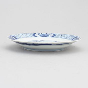 A blue and white dish, Qing dynasty, Kangxi six character mark and of the period (1662-1722).