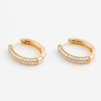 Hoop earrings in 18K gold set with brilliant-cut diamonds.