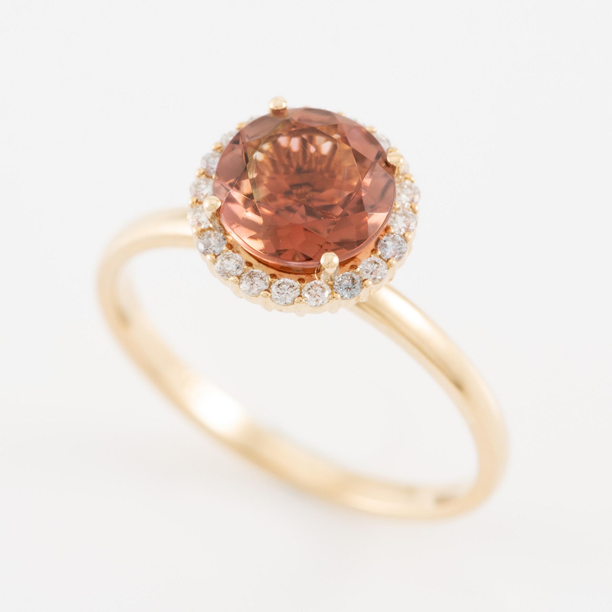 Ring in 14K gold with tourmaline and brilliant-cut diamonds.