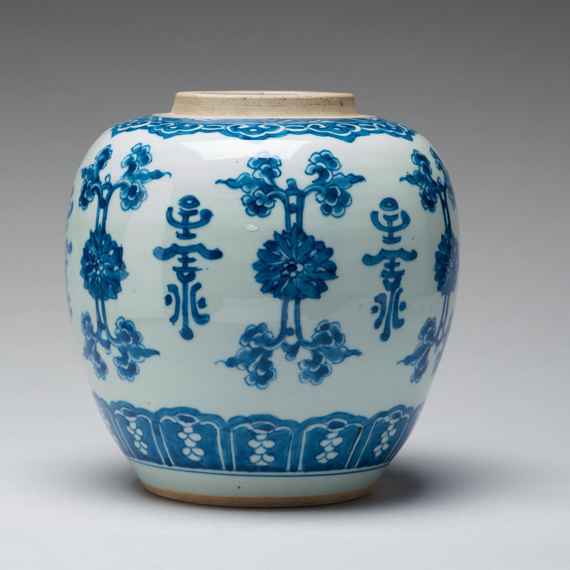 A large blue and white jar, Qing dynasty, Kangxi (1662-1722).